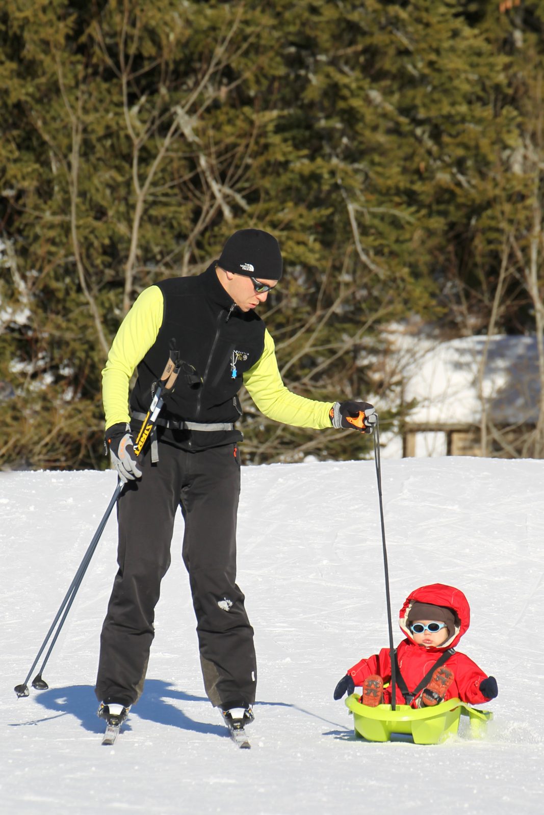 luge-enfants-la-vattay Personne en ski et un enfant dans la luge